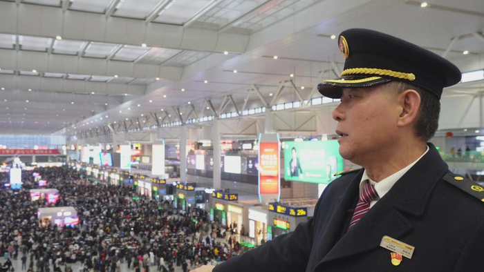 邓毅在上海虹桥火车站二楼候车室查看客流情况.新华社记者 张梦洁 摄