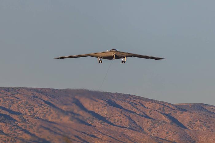 美国空军新一代轰炸机B-21首飞画面/美国“动力”网站“战区”频道