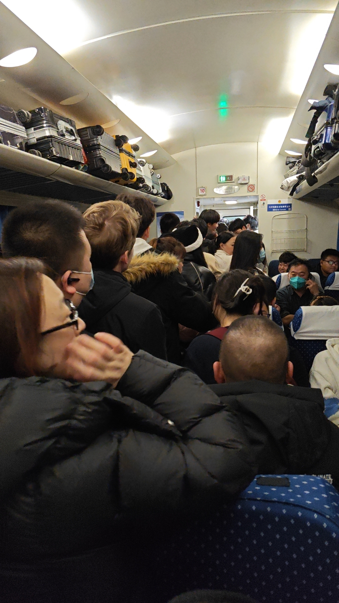 哈尔滨西站始发到北京站的列车里挤满了无座乘客  图片来源：受访对象提供