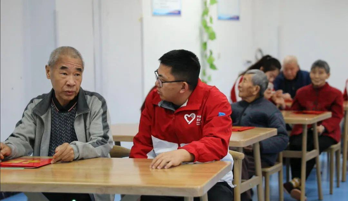 志愿者们在陪老人聊天。包伟 摄