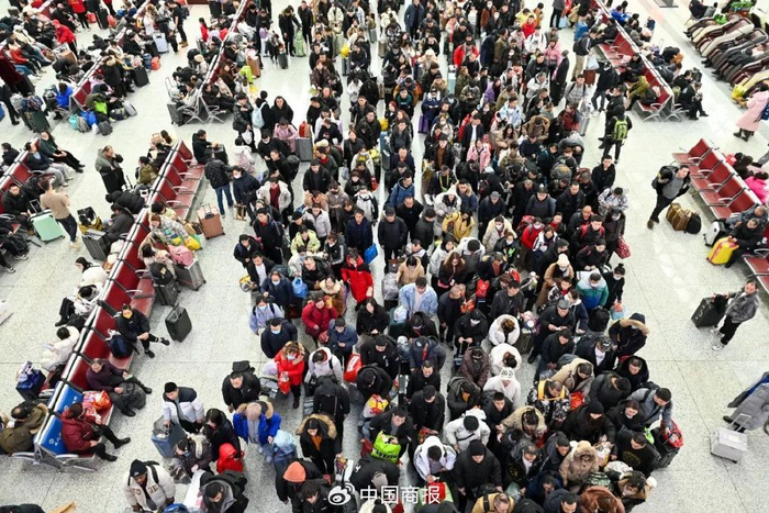 △黑龙江省哈尔滨市，铁路运输迎来春节假期返程客流高峰。（图片由CNSPHOTO提供）