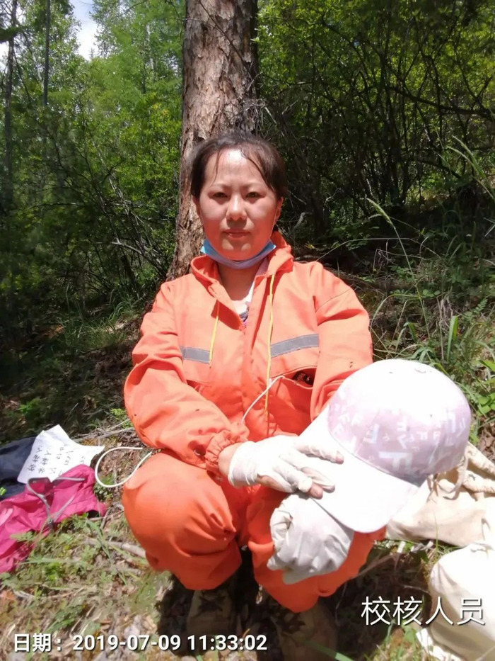 图为陈艳平身着隔离服。