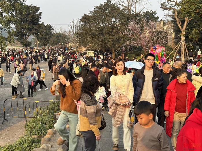 ▲春节假期期间李庄古镇游人如织