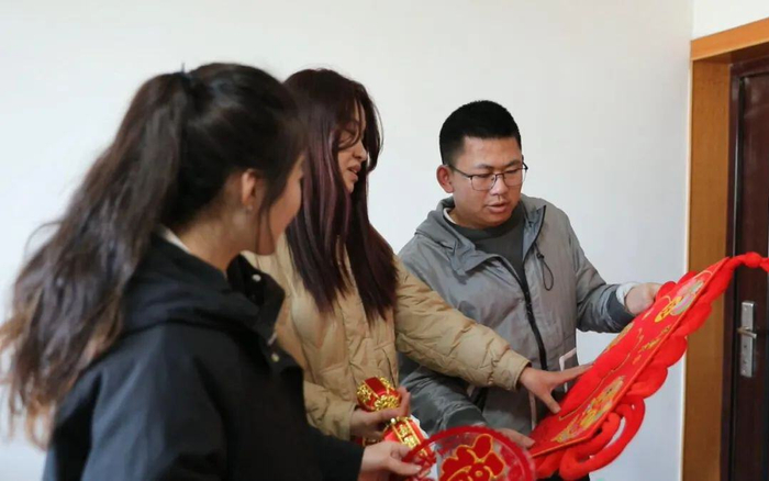 志愿者们在装扮宿舍。包伟 摄
