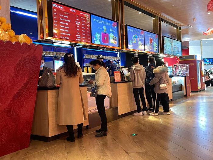 2月16日，上海市某电影院购票处，人们正在购票。新华社记者 程思琪 摄