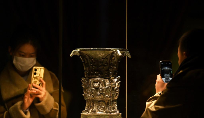 游客在宝鸡青铜器博物院拍摄何尊。新华社记者邹竞一 摄