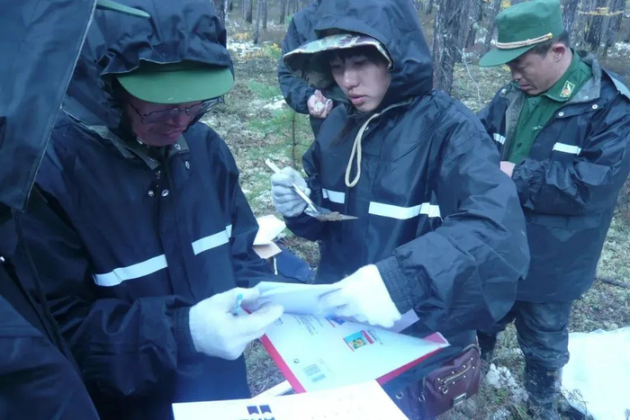 图为陈艳平（中）在现场监测。