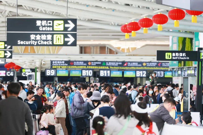 三亚机场航站楼人气旺。