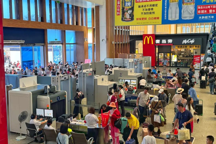 2月15日，三亚火车站迎来春节旅游返程客流高峰，现场人潮涌动，秩序井然、忙而不乱。陈可瑞 摄