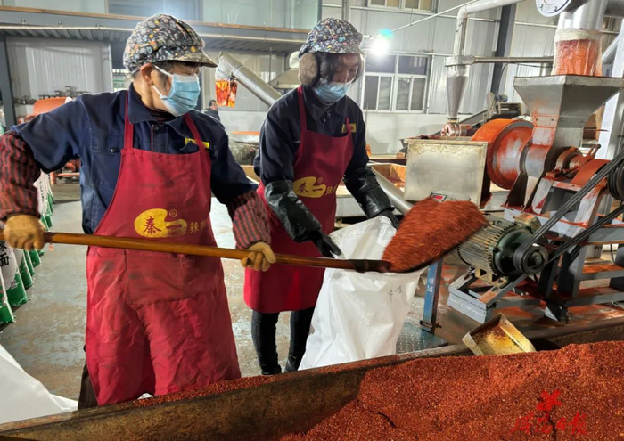 工人在打包辣椒面。咸阳日报全媒体记者 李晶晶 摄