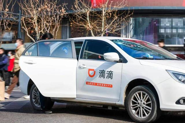 图为：春节期间一辆滴滴网约车在接送乘客