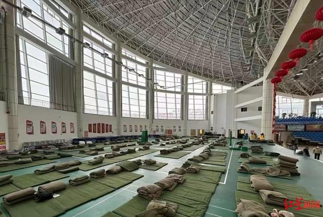 受降雪大风天气影响，有返程旅客暂时被安置在甘肃玉门的体育馆内。受访者供图