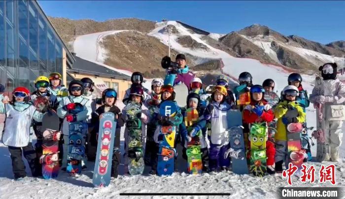 图为孩子们参加滑雪冬令营。王劭凯摄
