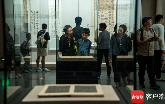 “千古风流 不老东坡——苏轼主题文物展”深受市民、游客欢迎。记者 李昊 摄