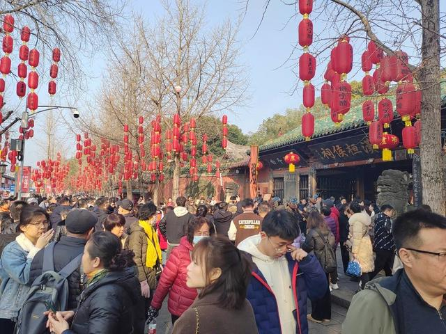 阆中古城游客。（南充市文广旅局供图）