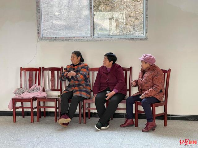 ▲老年人在当地老年协会观看村民排练节目