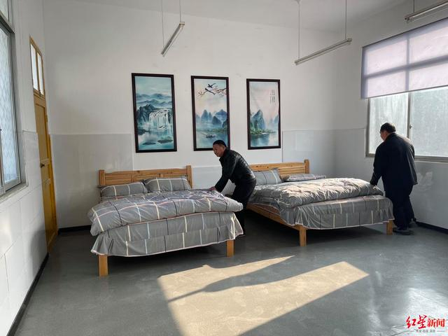 ▲老年协会会员在整理协会活动中心的休息室