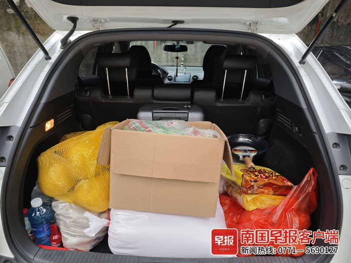 装满了土特产的后备箱.受访者供图