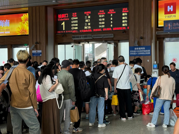 旅客检票进站。通讯员供图