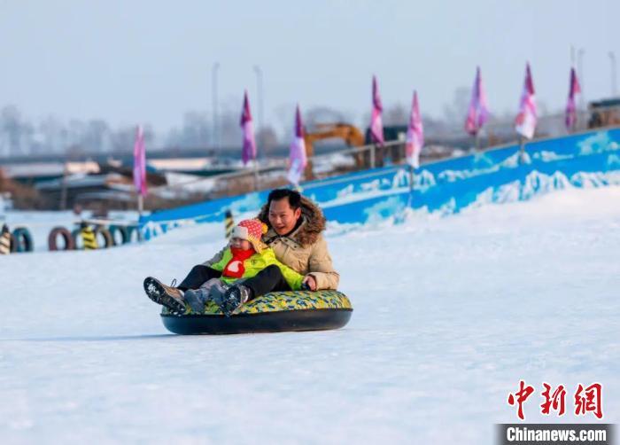 图为民众体验冰雪热情。王劭凯摄