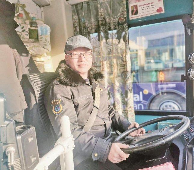 公交车驾驶员张福生。王菲 摄