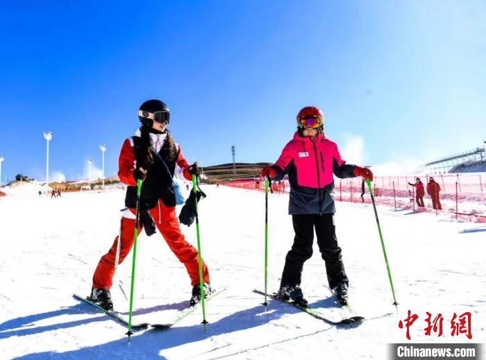 图为民众学习滑雪。王劭凯摄