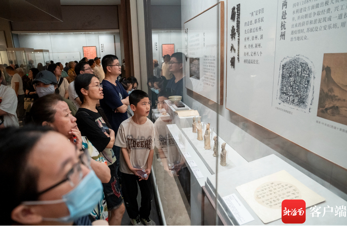 “千古风流 不老东坡——苏轼主题文物展”深受市民、游客欢迎。记者 李昊 摄