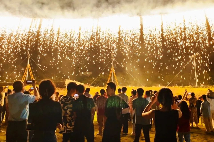 游客在三亚红色娘子军景区观看“烟花瀑布”表演。陈聪聪  摄