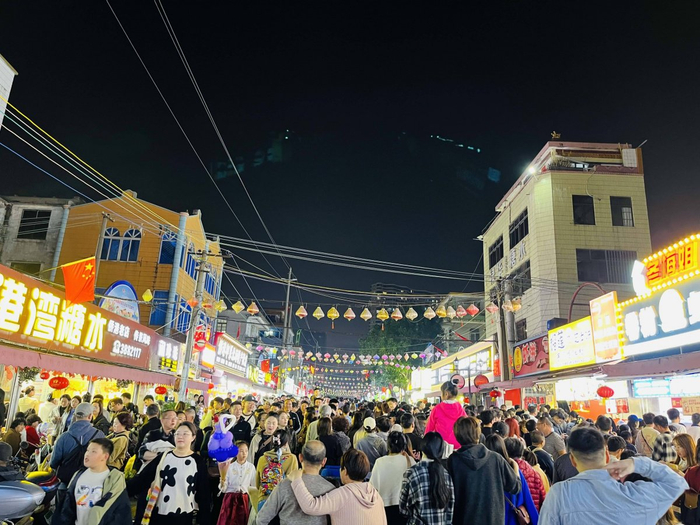 ▲北海侨港风情街吸引众多游客打卡。记者 彭庆 摄