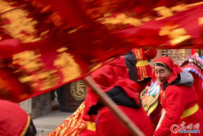 春节期间，平遥古城内上演地道多彩的非遗社火民俗表演。