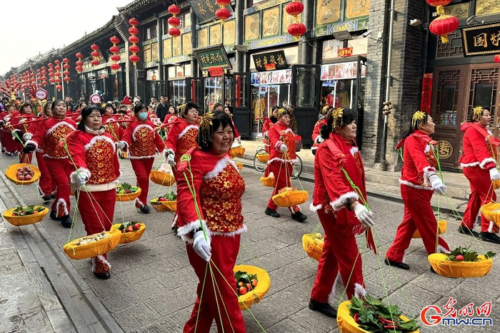 春节期间，平遥古城内上演地道多彩的非遗社火民俗表演。