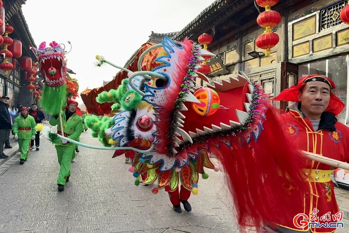 春节期间，平遥古城内上演地道多彩的非遗社火民俗表演。