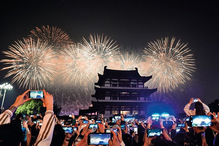 市民在长沙杜甫江阁附近观看焰火晚会（2023 年 5 月 11 日摄） 陈思汗摄 / 本刊
