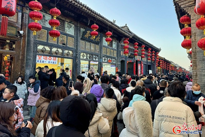 春节期间，山西平遥古城内来自天南海北的游客熙熙攘攘、摩肩接踵。