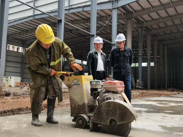 在通江县工业园内，“企业秘书”正在了解企业需求，积极对接解决。通江县委宣传部供图