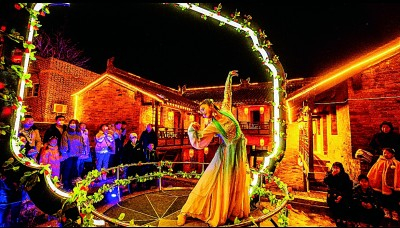 郭峪古城夜市上，身着汉服的演员为游客献上歌舞表演。梁坚摄