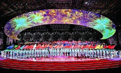2月17日，各代表团旗帜在开幕式上。新华社记者 连振摄