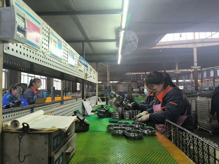 工人正在对轴承套圈产品进行出厂前检验。王润恒摄