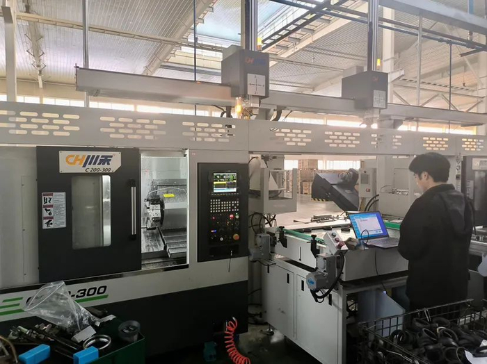 智能化生产车间内，工人正在设置程序进行智能化作业。王润恒摄