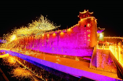 郭峪古城沿河城墙上的“打铁花”演出。石振华摄