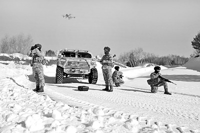 陆军某旅三角山边防连执勤组外出巡逻时使用无人机侦察。新华社发