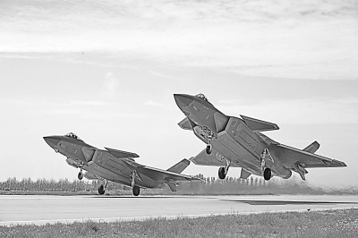 &nbsp;&nbsp;&nbsp;&nbsp;空军“王海大队”飞行员驾驶歼-20战机编队起飞。王鸿飞摄/光明图片