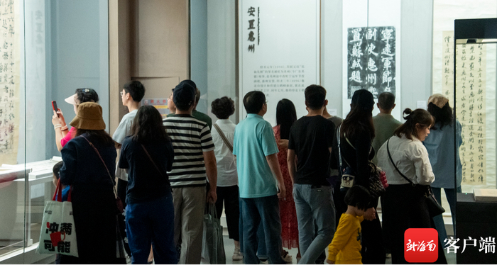 “千古风流 不老东坡——苏轼主题文物展”深受市民、游客欢迎。记者 李昊 摄