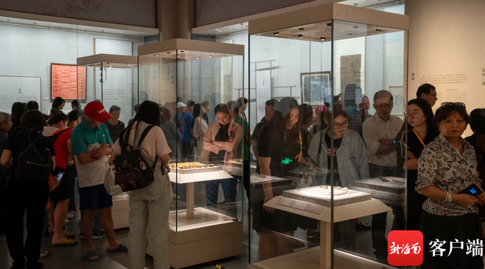 “千古风流 不老东坡——苏轼主题文物展”深受市民、游客欢迎。记者 李昊 摄