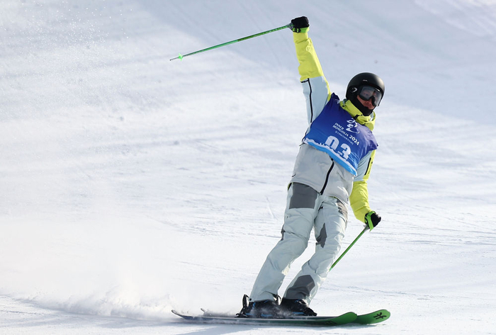 2月17日，内蒙古队选手杨昊在比赛中庆祝，他以174.75分的成绩获得冠军。新华社记者 王楷焱 摄