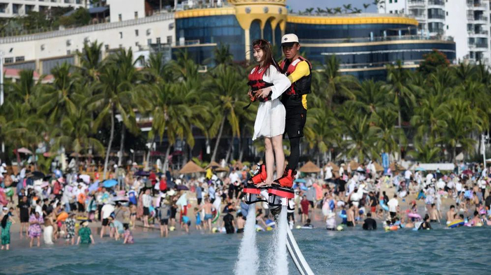 2月13日，游客在三亚市大东海景区体验“水上飞人”项目。 赵颖全 摄