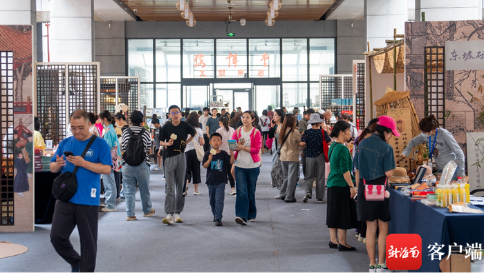 东坡古风集市深受市民游客喜爱。记者 李昊 摄