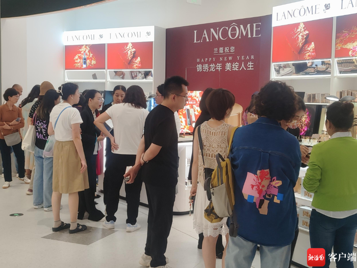 万宁王府井免税港内，顾客选购商品。记者 张野 摄