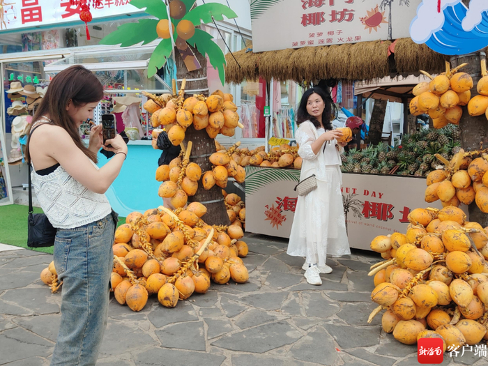 游客在万宁日月湾拍照留念。记者 张野 摄