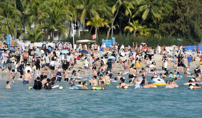 2月13日，游客在海南省三亚市大东海景区戏水。赵颖全 摄